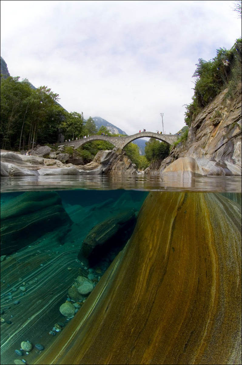 Кристально-чистая горная река Верзаска (Verzasca), Швейцария