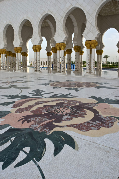 Белая Мечеть Шейха Заида Бин Султана Аль Нахьяна (Sheikh Zayed bin Sultan Al Nahyan Mosque) в Абу Даби, ОАЭ