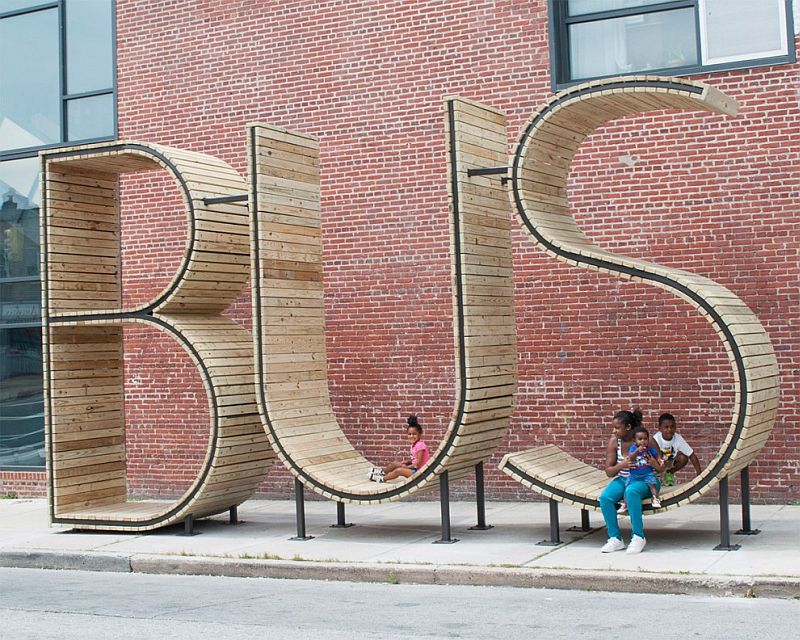 Автобусная остановка в виде огромных букв слова «BUS», Балтимор, США