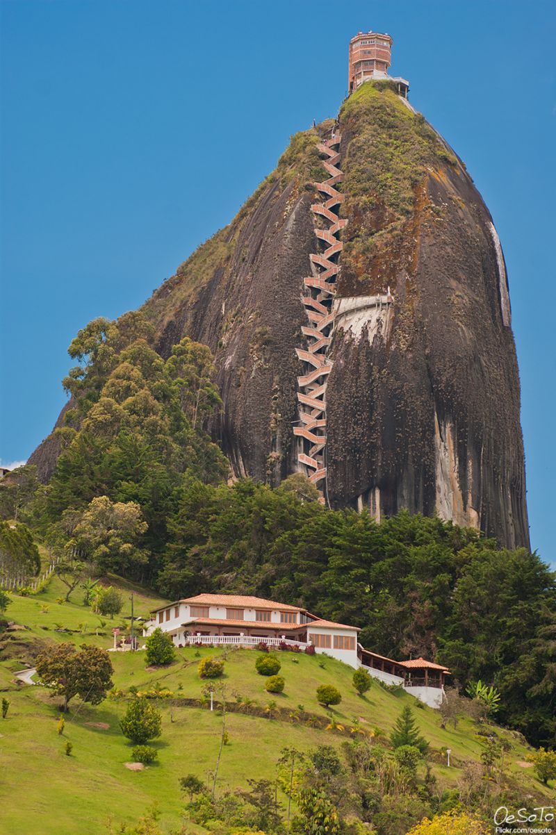 Скала-камень "Пеньон де Гуатапе" (Penon de Guatape), Колумбия, Южная Америка