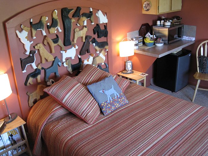 Гостиница внутри собаки Dog Bark Park Inn, Коттонвуд (штат Айдахо), США