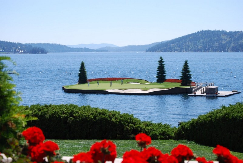 Плавающее поле для гольфа, курорт Кёр-д‘Ален (Coeur d'Alene Resort Golf Course), США