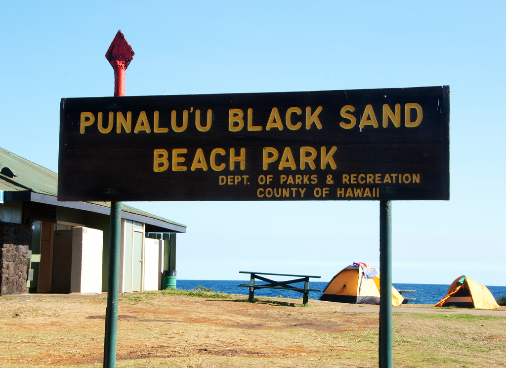 Черный песок пляжа Punaluu Beach, Гавайи
