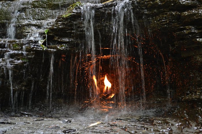 Водопад вечного огня (Eternal Flame Falls), Нью-йорк (США)