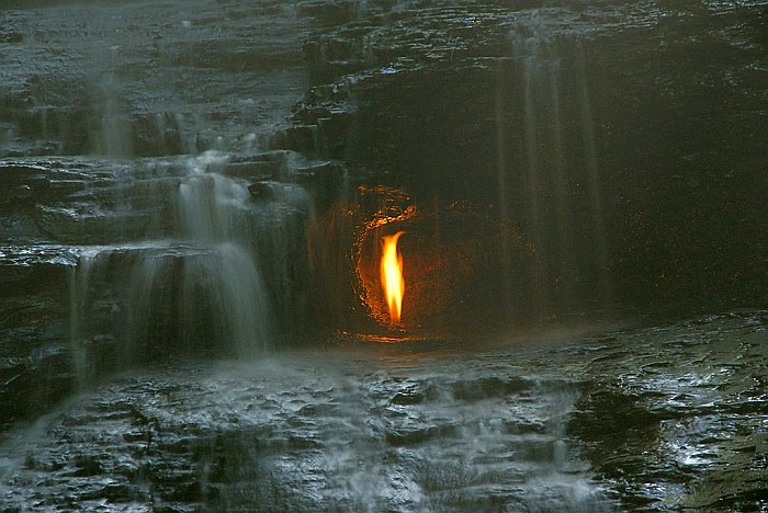 Водопад вечного огня (Eternal Flame Falls), Нью-йорк (США)