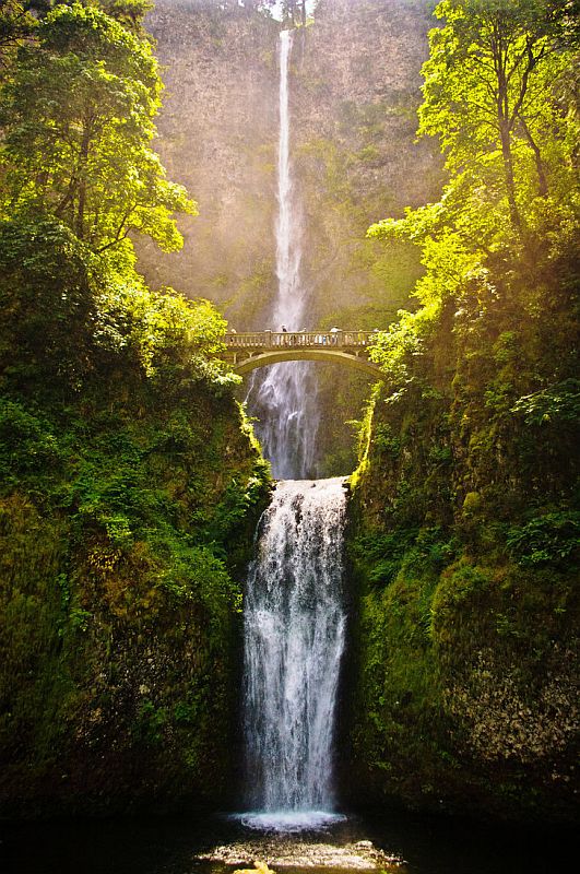 Водопад Малтнома-Фолс (Multnomah Falls) в штате Орегон, США
