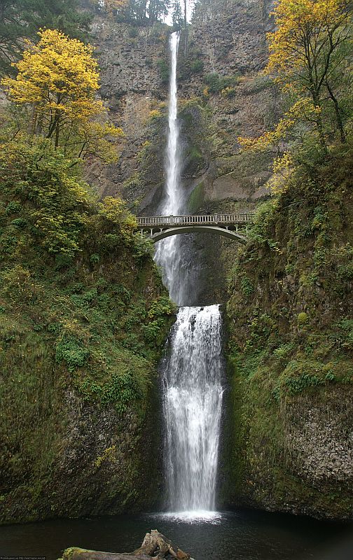 Водопад Малтнома-Фолс (Multnomah Falls) в штате Орегон, США