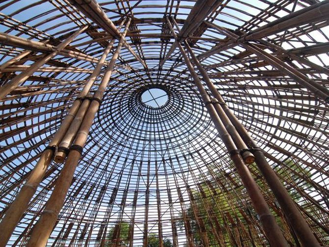 Эко Бар "Ветра и Воды" (Bar Water and Wind) во Вьетнаме, озеро, Биньзыонг, сооружение из бамбука, 