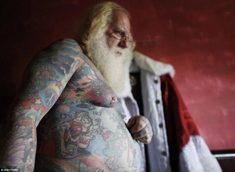 Бразильский Санта-Клаус с татуировками на тему Рождества по всему телу
