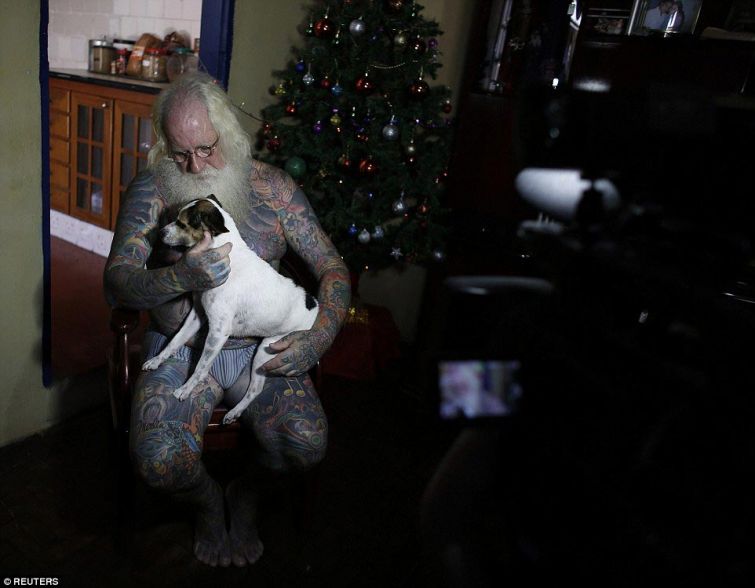 Бразильский Санта-Клаус с татуировками на тему Рождества по всему телу