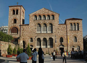 Македония: Верующие едут чтобы увидеть явление в церкви