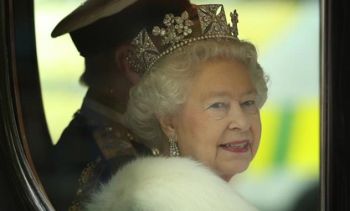 Велиобритания: Королева испытала самый популярный аттракцион Ливерпуля