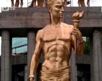 Македония: «одели» статую обнаженного Прометея