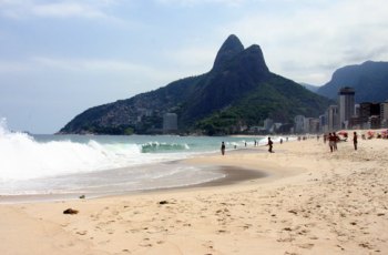 Бразилия: На пляже в Рио-де-Жанейро появились необычные скульптуры