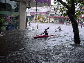 Аргентина: Проливные дожди привели к наводнению в Буенос-Айресе