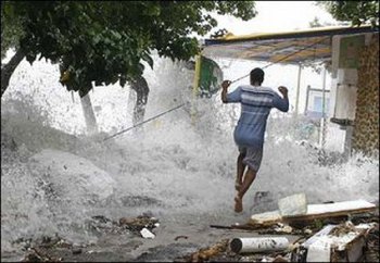 Индия: На южные штаты обрушился тропический шторм «Нилам»