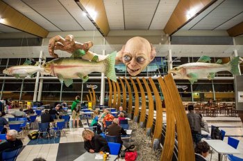 Новая Зеландия: Горлума весом в тонну повесили в новозеландском аэропорту