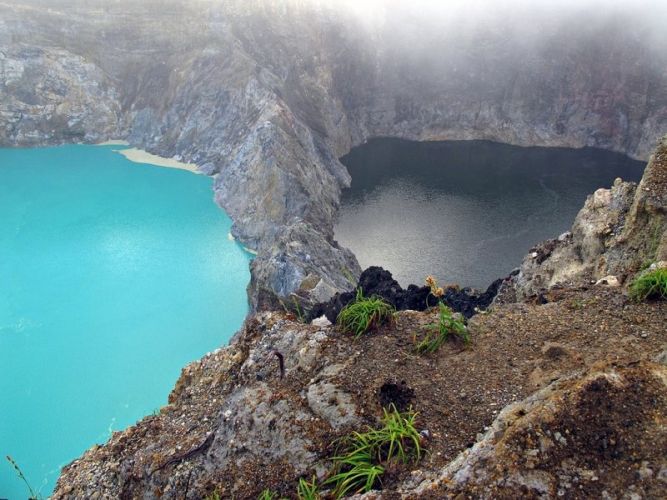 Разноцветные озера на вулкане Келимуту (остров Флорес, Индонезия)