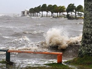 Фиджи: На острова обрушился мощный циклон