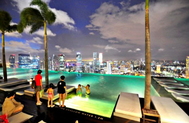Самый высокий бассейн в мире на крыше небоскреба Marina Bay Sands Skypark, Сингапур