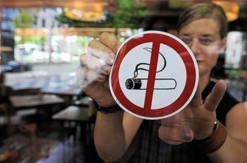 В Чили запрет на курение в общественных местах вызвал разногласия