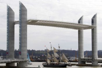 Франция: В Бордо открыли самый большой подъемный мост