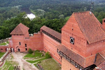 Латвия продает замки и охотничьи угодья