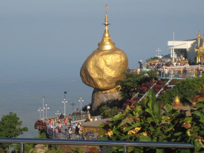 Буддийская святыня - «Золотой камень» повисший над пропастью, Мьянма (Бирма)