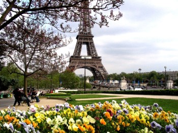Франция: Париж признан самой гостеприимной столицей