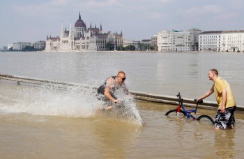 Венгрия: Сегодня Будапешт готовится к "наводнению века". Уровень воды достигает 10-метровой отметки