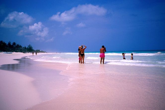 Пляж с розовым песком (Pink Sands Beach) на острове Харбор, Багамы