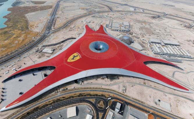 Ferrari World - это тематический парк Феррари, остров Яс в Абу-Даби, ОАЭ