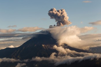 В Эквадоре эвакуируют людей из-за активности вулкана Тунгурауа