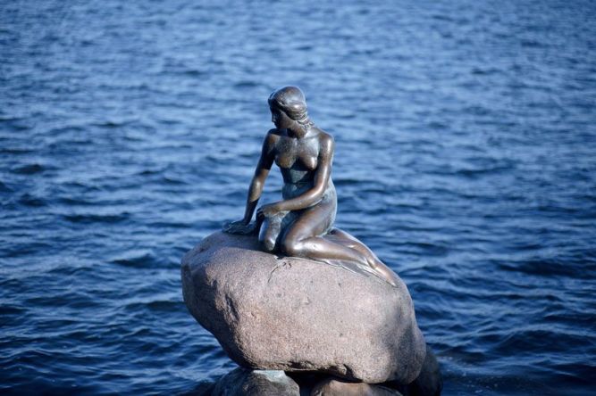 Дания готовится отпраздновать 100-летие статуи Русалочки