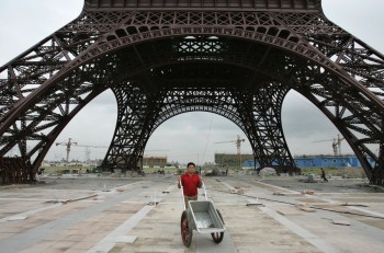 В Китае появился свой Париж с Эйфелевой башней