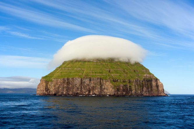 Остров Луйтла-Дуймун, место, где отдыхают облака, Фарерские острова