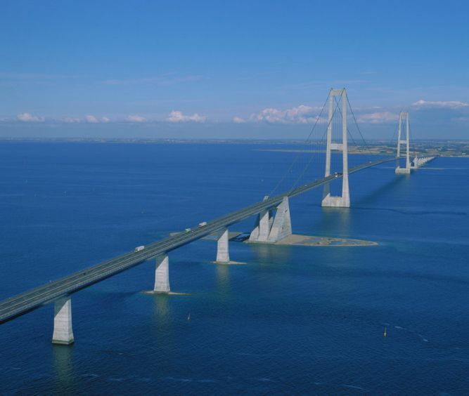 Эресуннский мост-тоннель (Oresund Bridge), соединяющий две страны, Швецию и Данию
