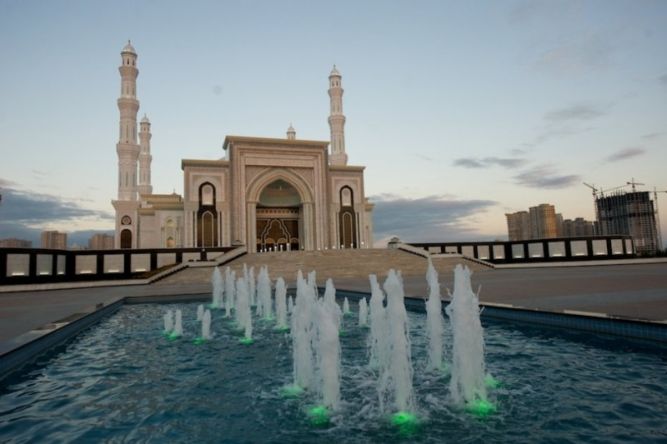 Хазрет Султан (Hazret Sultan) — соборная мечеть в Астане (Казахстан), крупнейшая мечеть в Центрально