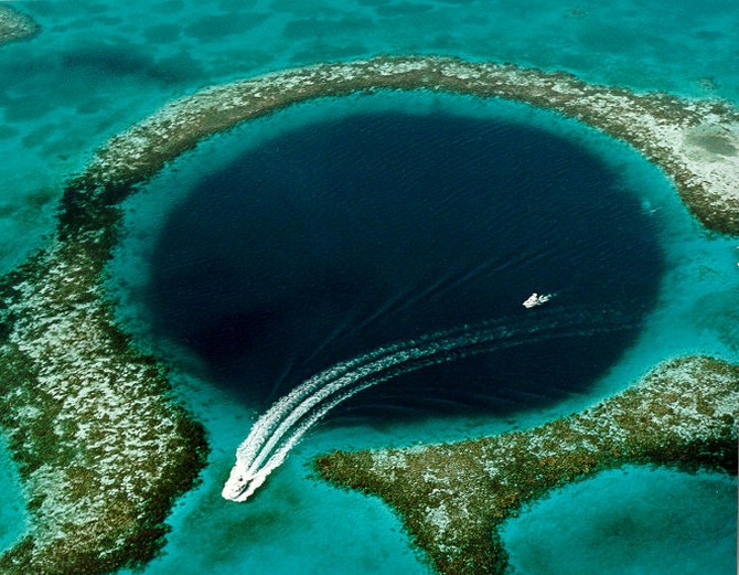 Большая голубая дыра (Great Blue Hole) крупная подводная пещера, расположенная в центре рифа, Белиз