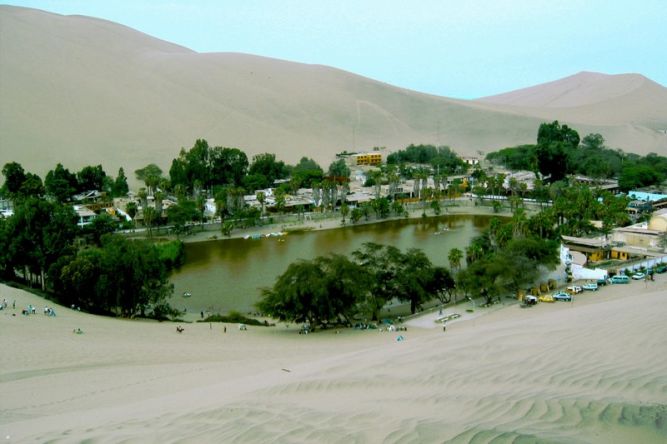 Хуакачина (Huacachina) — оазис среди дюн в Ика, Перу