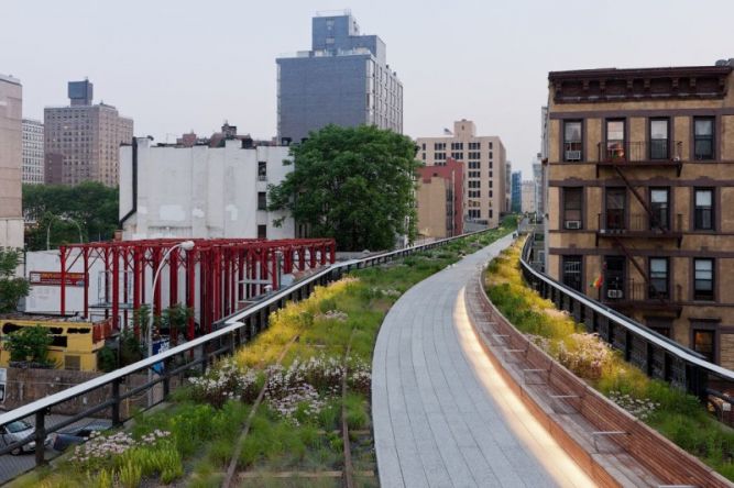 Хай-Лайн (The High Line — высокая линия) - парк в Манхэттене на высоте 10 метров, Нью-Йорк, США