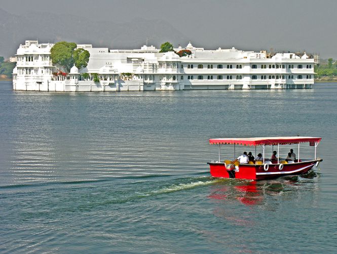 Озёрный дворец (Lake Palace) или  Джаг-Нивас - отель из белого мрамора, озеро Пичола, Удайпур, Индия