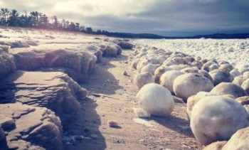 США: Берега озера Мичиган покрылись ледяными мячами