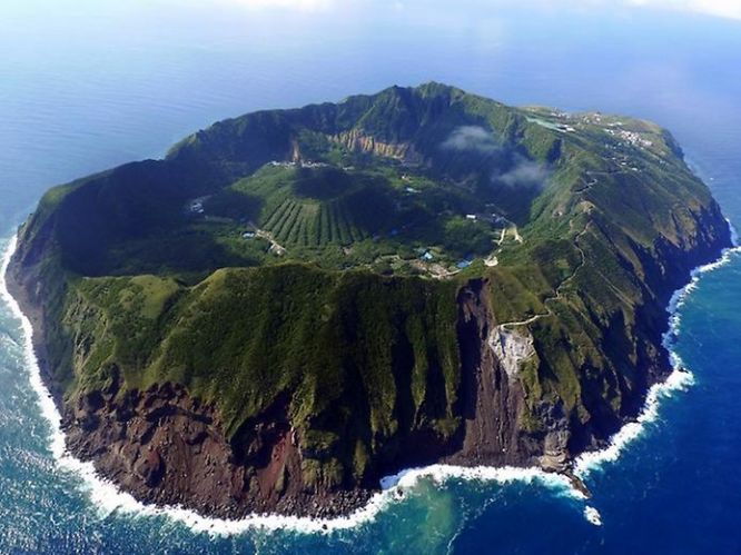 Аогасима (Aogashima) - вулканический остров на котором живут люди, Япония
