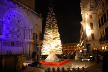 Италия: В Венеции рождественская ель возвращается на площадь Сан-Марко