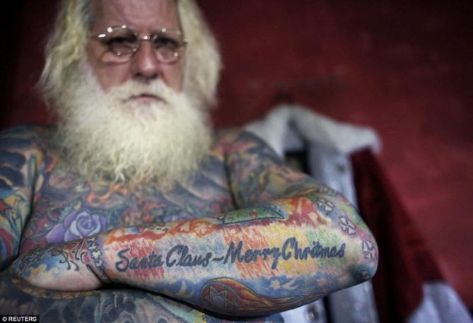 Бразильский Санта-Клаус с рождественскими татуировками по всему телу
