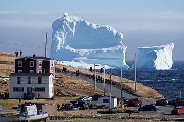 Канада: К берегам города Ферриленд приблизился айсберг-гигант