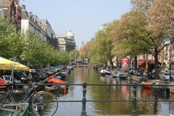 Нидерланды: Купаться в каналах Амстердама не рекомендуется