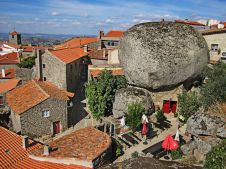 Португальская деревня Монсанту расположеная среди гигантских камней