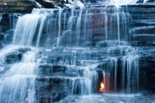 Вечный огонь под падающим водопадом, Нью-Йорк (США)